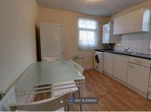 Flat to rent in High Road, Ilford IG1