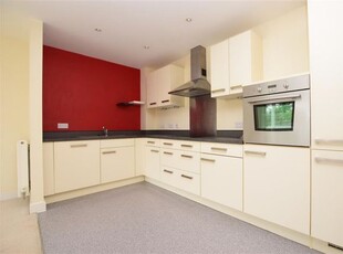 Flat to rent in Hill View, Dorking RH4