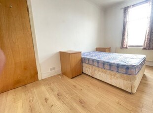 Flat to rent in Kingswood Road, Ilford IG3
