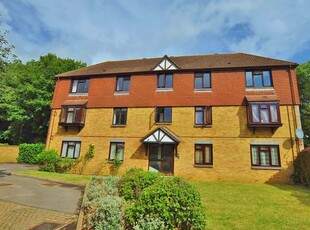 Flat to rent in Ladygrove Drive, Guildford, Surrey GU4