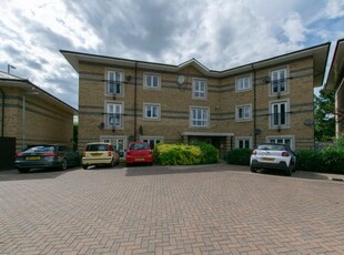 Flat to rent in Longworth Avenue, Chesterton, Cambridge CB4