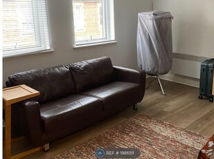 Flat to rent in Martyr Road, Guildford GU1