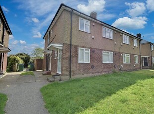Flat to rent in North Approach, Watford, Hertfordshire WD25