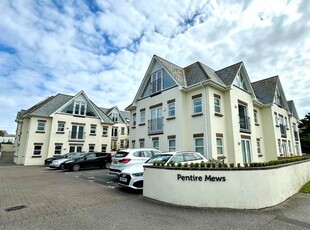 Flat to rent in Pentire Crescent, Newquay TR7