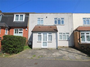 Flat to rent in Somerset Gardens, Hornchurch RM11