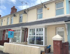 Flat to rent in Suffolk Place, Porthcawl CF36
