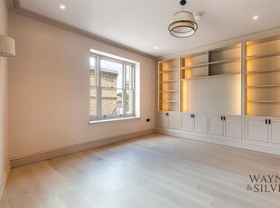 Flat to rent in Willow Road, Hampstead NW3