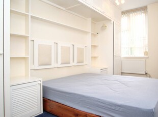 Room in a 3-Bedroom Apartment in Battersea