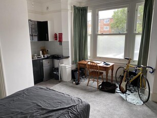 Studio flat for rent in Bounds Green Road, London, N11