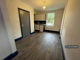 Studio flat for rent in Charminster Road, Bournemouth, BH8