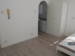 Studio flat for rent in Clowser Close, Sutton, SM1