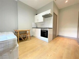 Studio flat for rent in Iverson Road, NW6