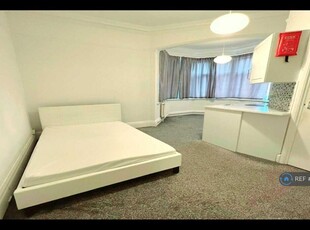 Studio flat for rent in Queens Park Gardens, Bournemouth, BH8