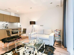 Studio flat for rent in Satin House, Piazza Walk, Aldgate, London, E1