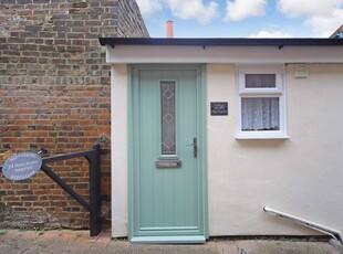 Studio to rent in High Street, Tring HP23
