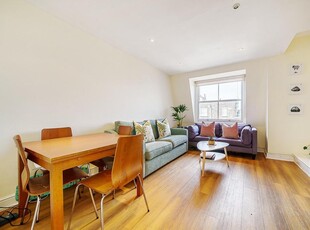 2 bedroom Flat for sale in Queensborough Terrace, Bayswater W2
