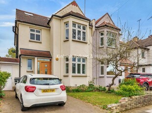 4 bedroom House for sale in The Crescent, Friern Barnet N11
