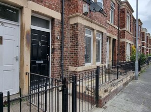 Flat to rent in Brinkburn Avenue, Gateshead NE8
