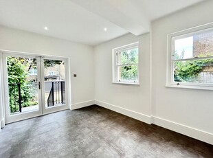 Flat to rent in Brondesbury Road, Queens Park NW6