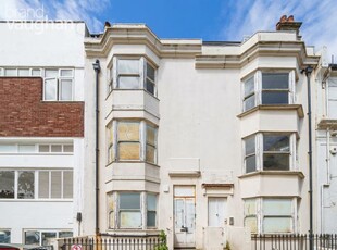 Flat to rent in Clarence Square, Brighton, East Sussex BN1