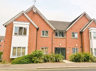 Flat to rent in Fairfax Drive, Westcliff-On-Sea SS0