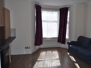 Flat to rent in Kensington Gardens, Ilford IG1