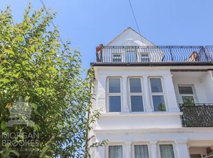 Flat to rent in Manor Road, Westcliff-On-Sea SS0