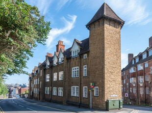 Flat to rent in Portsmouth Road, Guildford GU2