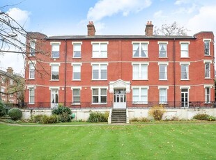 Flat to rent in Riverview Mansions, East Twickenham TW1