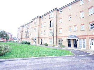 Flat to rent in Saunders Close, London IG1