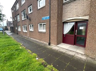Flat to rent in Wallace Court, Grangemouth FK3