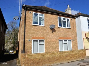 Maisonette to rent in Staines Road, Wraysbury, Staines TW19