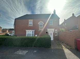 Semi-detached house to rent in Langley, Slough SL3