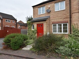 Terraced house to rent in Gilbert Close, Nottingham NG5