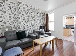 Terraced house to rent in Leopold Road, Kensington L7