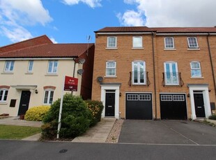 Town house to rent in Wharton Crescent, Beeston NG9