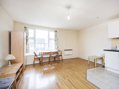 Flat in Greyhound Hill, Hendon, NW4