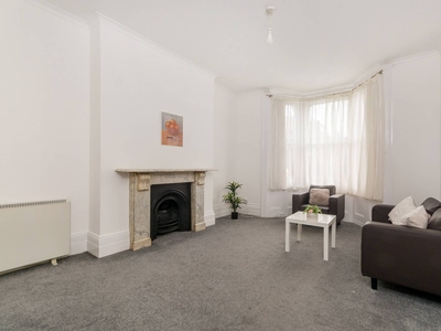 Flat in Spencer Road, Acton, W3