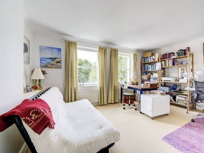 Flat in Earls Court Square, Earls Court, SW5