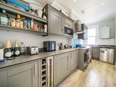 2 Bedroom Flat For Sale In Wandsworth, London