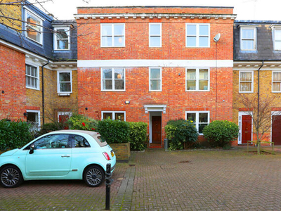 3 Bedroom House For Rent In London, Greater London