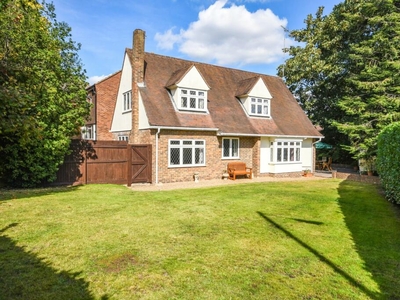 4 bedroom detached house for sale in Hall Lane, Shenfield, Brentwood, CM15