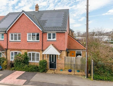 4 Bedroom End Of Terrace House For Sale In Walton-on-thames