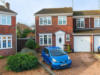 4 Bedroom House For Sale In Addlestone