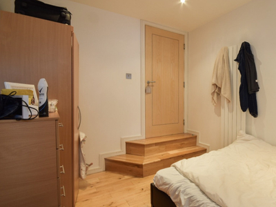 Comfortable room in 3-bedroom flat in Southwark, London