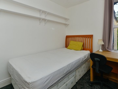 Bright room in 4-bedroom houseshare in Tooting, London