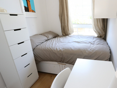 Rooms for rent in a 5-Bedroom Apartment in Bow, London