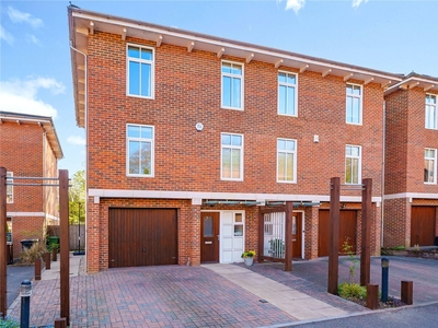 4 bedroom property for sale in Thistledown Close, WINCHESTER, SO22