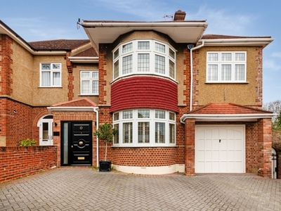 5 bedroom property to let in Lakenheath London N14