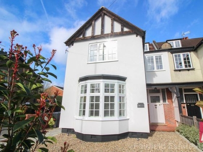 5 bedroom semi-detached house to rent Watford, WD19 4EP